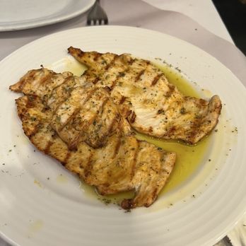 Bahari Estiatorio signature dishes Avgolemono Soup
Kotopoulo Stithos
Elliniki Salad